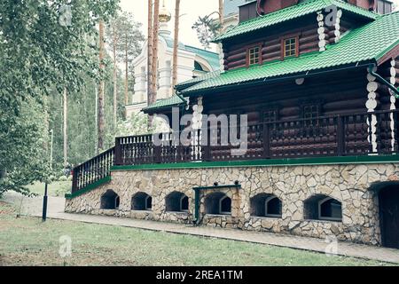 Das Kloster Ganina Yama in der Region Jekaterinburg, Russland, wurde zum Gedenken an die Romanows, die letzte königliche Familie Russlands, erbaut. Hochwertiges Foto Stockfoto