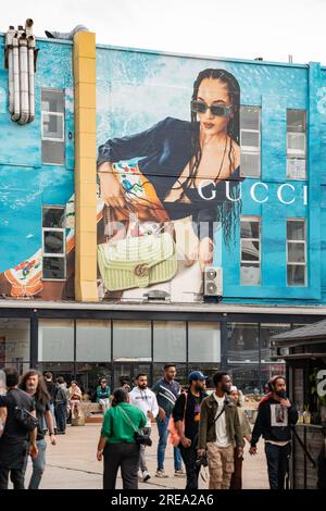 Graffitti-Wandgemälde für Gucci an der Außenseite eines großen Gebäudes auf dem Dray Walk in London. Stockfoto