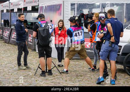 Liepaja, Lettland- 18. Juni 2023: Film eines Berichts, mobile Filmcrew in Aktion, ERC-Rallye Liepaja 2023 Stockfoto