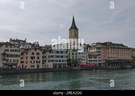 Die Altstadt von Zürich, Schweiz, wird tagsüber gezeigt, mit dem Fluss Limmat im Vordergrund. Stockfoto