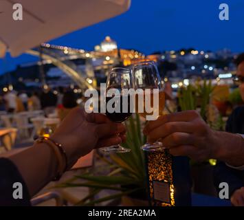 Romantischer Toast mit Portwein in Porto Portugal am Abend in einem Restaurant. Stockfoto