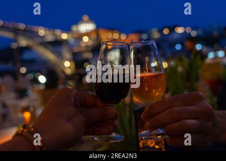 Romantischer Toast mit Portwein in Porto Portugal am Abend in einem Restaurant. Stockfoto