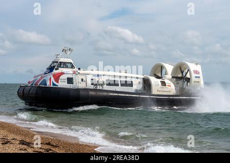 Hovertravel-Hovercraft, das nach einer kurzen Fahrt von der Isle of Wight am Southsea Beach ankommt. Juli 2023 Stockfoto