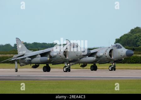 Zwei Kampfflugzeuge der BAE Sea Harrier FA2 stehen bereit, um auf der RAF Waddington International Airshow 2005, Großbritannien, zum Auftritt zu kommen. Harriers Stockfoto