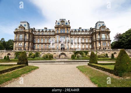 Das Bowes Museum im Barnard Castle im County Durham, England. Das Gebäude wurde von Jules Pellechet entworfen und im Juni 1892 eröffnet. Stockfoto