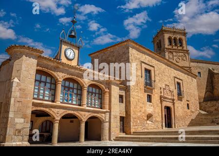 Blick auf die Plaza Mayor von Morón de Almazan in Soria, Spanien, mit mehreren historischen Gebäuden im Renaissance-Stil Stockfoto