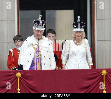Foto muss gutgeschrieben werden ©Alpha Press 078237 06/05/2023 King Charles III und Queen Camilla, Lord Oliver Cholmondeley, Ralph Tollemache auf dem Balkon im Buckingham Palace nach der Krönung von König Charles III und Königin Camilla in London Stockfoto