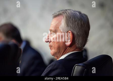 Washington, Vereinigte Staaten. 26. Juli 2023. United States Senator Tommy Tuberville (Republikaner von Alabama) bei der Anhörung des Militärdienstes des Senats zur Prüfung der Nominierungen von Generalleutnant Gregory M. Guillot, USAF, zum General und Commander, United States Northern Command/Commander, North American Aerospace Defense Command, Und Generalleutnant Stephen N. Whiting, USSF, als General und Commander, United States Space Command, beide vom Verteidigungsministerium. Kredit: Annabelle Gordon/CNP/dpa/Alamy Live News Stockfoto