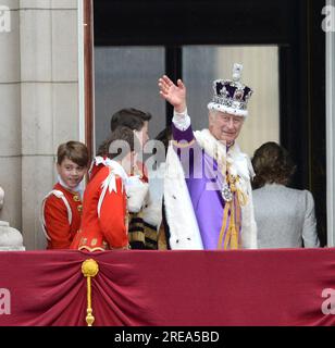 Foto muss gutgeschrieben werden ©Alpha Press 078237 06/05/2023 King Charles III mit Prince George of Cambridge auf dem Balkon im Buckingham Palace nach der Krönung von König Charles III und Königin Camilla in London Stockfoto