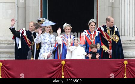Foto muss gutgeschrieben werden ©Alpha Press 078237 06/05/2023 Prince William Prince of Wales Duke of Cambridge und Kate Princess of Wales Catherine Katherine Duchess of Cambridge Middleton, Prinzessin Charlotte of Cambridge, Prinz Louis of Cambridge, Prinz Edward Earl of Wessex Duke of Edinburgh, Viscount Severn James Alexander Philip Theo Mountbatten Windsor, Lady Louise Windsor, Sophie Gräfin von Wessex Herzogin von Edinburgh, Tim Laurence auf dem Balkon des Buckingham Palace nach der Krönung von König Karl III. Und Königin Camilla in London Stockfoto
