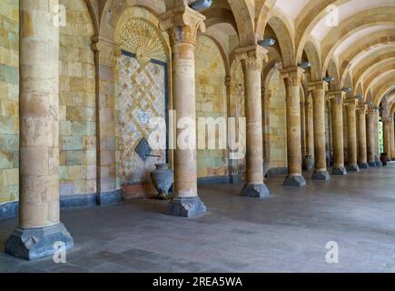 Galerie mit Wasserpavillon mit Säulen im Mineralwasserresortort Jermuk, Armenien. Stockfoto