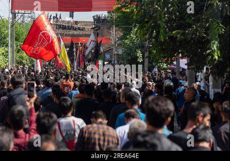 Srinagar, Indien. 26. Juli 2023. Schiitische Moslems aus Kashmiri laufen während einer Prozession am 7. Tag Muharram in Srinagar. Muharram ist der erste Monat des islamischen Kalenders. Es ist einer der heiligsten Monate im islamischen Kalender. Schiitische Moslems gedenken Muharram als einen Monat der Trauer zum Gedenken an das Märtyrertum des islamischen Propheten Muhammads Enkel Imam Hussain, der in der Schlacht von Karbala im Jahr 680 n. Chr. auf Ashura (10. Tag Muharram) martyriert wurde Kredit: SOPA Images Limited/Alamy Live News Stockfoto