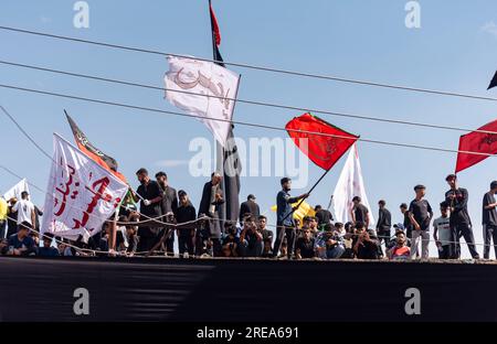 Srinagar, Indien. 26. Juli 2023. Schiitische Moslems schwenken während einer Prozession am 7. Tag Muharrams in Srinagar religiöse Flaggen. Muharram ist der erste Monat des islamischen Kalenders. Es ist einer der heiligsten Monate im islamischen Kalender. Schiitische Moslems gedenken Muharram als einen Monat der Trauer zum Gedenken an das Märtyrertum des islamischen Propheten Muhammads Enkel Imam Hussain, der in der Schlacht von Karbala im Jahr 680 n. Chr. auf Ashura (10. Tag Muharram) martyriert wurde Kredit: SOPA Images Limited/Alamy Live News Stockfoto