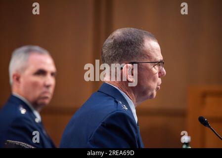 USAF-General Gregory Guillot bei der Anhörung der Streitkräfte des Senats zur Prüfung der Nominierungen von Generalleutnant Gregory M. Guillot, USAF, zum General und Commander, United States Northern Command/Commander, North American Aerospace Defense Command, Und Generalleutnant Stephen N. Whiting, USSF, als General und Commander, United States Space Command, beide vom Verteidigungsministerium. Kredit: Annabelle Gordon/CNP/MediaPunch Stockfoto