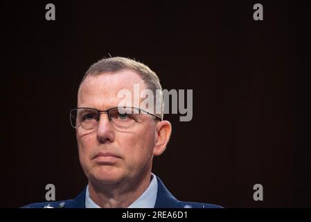 USAF-General Gregory Guillot bei der Anhörung der Streitkräfte des Senats zur Prüfung der Nominierungen von Generalleutnant Gregory M. Guillot, USAF, zum General und Commander, United States Northern Command/Commander, North American Aerospace Defense Command, Und Generalleutnant Stephen N. Whiting, USSF, als General und Commander, United States Space Command, beide vom Verteidigungsministerium. Kredit: Annabelle Gordon/CNP/MediaPunch Stockfoto