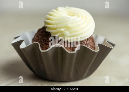 Schokoladen-Cupcake mit Vanilleschaum. Stockfoto