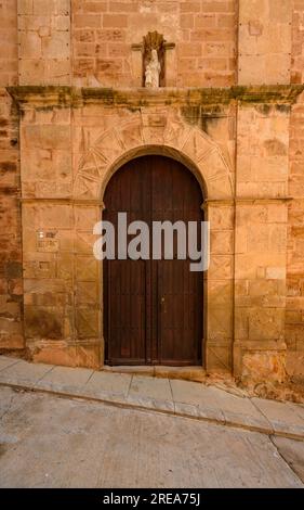 Angaben zum Portal und zur Fassade der Kirche von Bovera (Les Garrigues, Lleida, Katalonien, Spanien) ESP: Detalles del Portal de la iglesia de Bovera Stockfoto