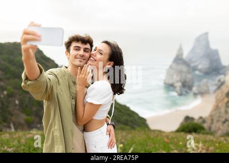 Glückliches Paar, das nach der Verlobung ein Selfie macht und Momente auf dem Foto festhält Stockfoto