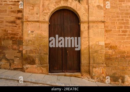 Angaben zum Portal und zur Fassade der Kirche von Bovera (Les Garrigues, Lleida, Katalonien, Spanien) ESP: Detalles del Portal de la iglesia de Bovera Stockfoto