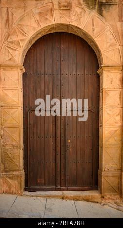 Angaben zum Portal und zur Fassade der Kirche von Bovera (Les Garrigues, Lleida, Katalonien, Spanien) ESP: Detalles del Portal de la iglesia de Bovera Stockfoto