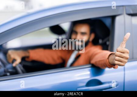 Happy Indian Man Driver Zeigt Daumen Hoch In New Automobile Stockfoto