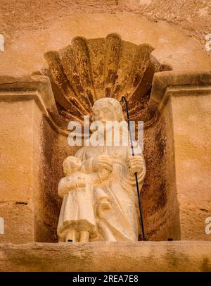 Angaben zum Portal und zur Fassade der Kirche von Bovera (Les Garrigues, Lleida, Katalonien, Spanien) ESP: Detalles del Portal de la iglesia de Bovera Stockfoto