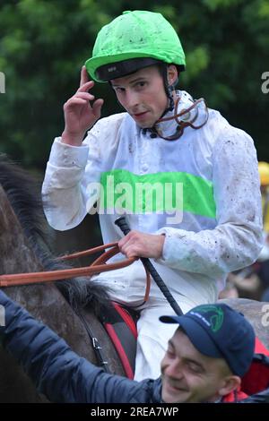 London, Großbritannien. 26. Juli 2023 William Buick kehrt nach dem Gewinn der 20,10 auf der Rennbahn Sandown Park, Großbritannien, mit Gallant Lion zurück. Kredit: Paul Blake/Alamy Live News. Stockfoto