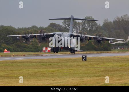 Deutsche Air Force A400 Atlas landet auf der Royal International Air Tattoo 2023. Stockfoto