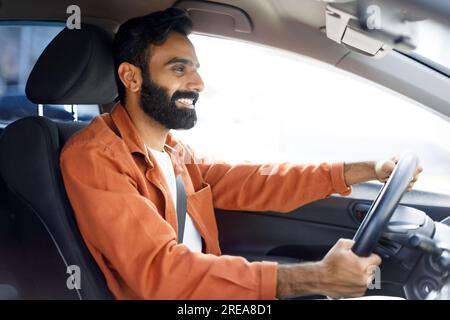 Indianer, Der Im Auto Sitzt Und Ein Neues, Modernes Fahrzeug Genießt Stockfoto