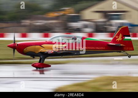 Einer der Royal Jordanian Falcons startete im Regen für eine Ausstellung, die nie auf der Royal International Air Tattoo 2023 stattfand. Stockfoto