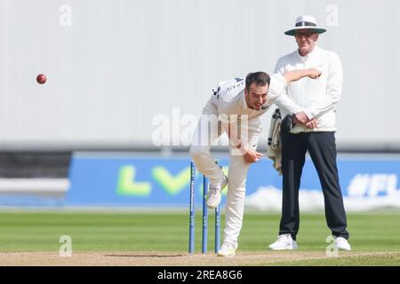 Der Kapitän von Middlesex, Toby Roland-Jones Bowling, wurde am 26. Juli 2023 während des Spiels LV= Insurance County Championship zwischen Warwi in Birmingham, Großbritannien, aufgenommen Stockfoto