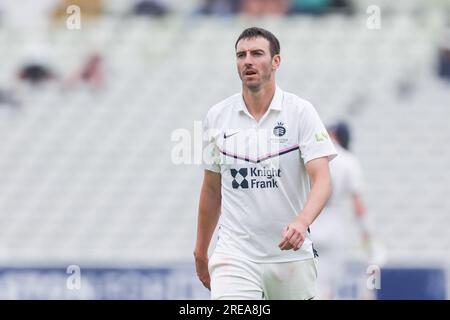 Der Kapitän von Middlesex, Toby Roland-Jones, wurde am 26. Juli 2023 während des Spiels LV= Insurance County Championship zwischen Warwickshire in Birmingham, Großbritannien, aufgenommen Stockfoto