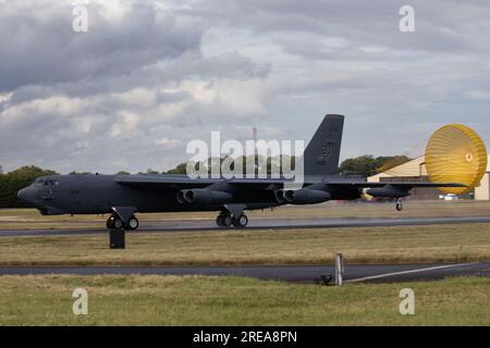 B-52H Stratofortress landet auf der Royal International Air Tattoo 2023 nach der Flypast. Stockfoto