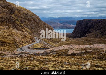 Von Bealach na Ba mit einer Spur enge gewundene Straße in Torridon, Schottland, nach Applecross mit Blick auf einen see Stockfoto