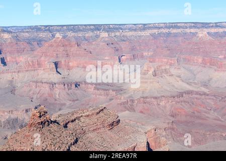 Blick auf den südlichen Grand Canyon mit Blick nach Norden mit leichten Wolken an einem lebhaften Wintertag in Arizona Stockfoto