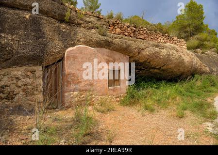 Vall Major Grotto im Bovera-Tal, an einem Frühlingsnachmittag (Les Garrigues, Lleida, Katalonien, Spanien) ESP: Gruta de la Vall Major en Bovera, Lérida Stockfoto