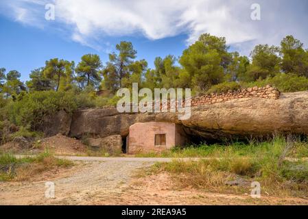 Vall Major Grotto im Bovera-Tal, an einem Frühlingsnachmittag (Les Garrigues, Lleida, Katalonien, Spanien) ESP: Gruta de la Vall Major en Bovera, Lérida Stockfoto