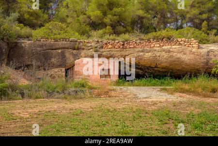 Vall Major Grotto im Bovera-Tal, an einem Frühlingsnachmittag (Les Garrigues, Lleida, Katalonien, Spanien) ESP: Gruta de la Vall Major en Bovera, Lérida Stockfoto