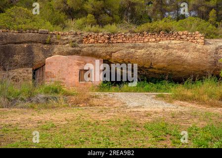 Vall Major Grotto im Bovera-Tal, an einem Frühlingsnachmittag (Les Garrigues, Lleida, Katalonien, Spanien) ESP: Gruta de la Vall Major en Bovera, Lérida Stockfoto