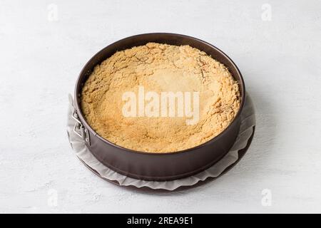 Käsekuchen, abnehmbare Backform aus Metall mit knappem Gebäck für Käsekuchen oder anderen Kuchen. Schritt für Schritt, Kochstufe, Selbstbacken, Light gr Stockfoto