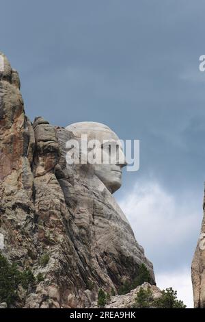 Seltenes Profil von George Washington auf dem Mount Rushmore hinter dem Monument Stockfoto