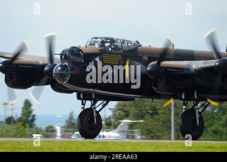 Royal Air Force, RAF Battle of Britain Memorial Flug Avro Lancaster Bomberflugzeug PA474 nannte Mickey den Moocher, der auf einer Flugschau landete. Nase Art Stockfoto