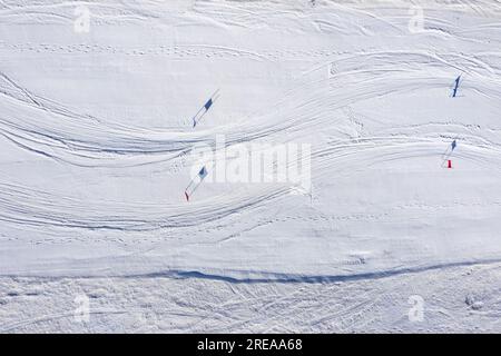 Zenithaler Blick auf eine Slalom-Skipiste im Skigebiet Porté-Puymorens (Alta Cerdanya, Pyrénées-Orientales, Okzitania, Frankreich, Pyrenäen) Stockfoto