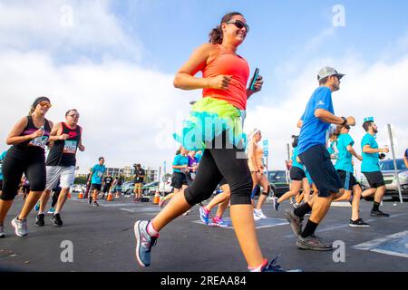 Costa Mesa, Kalifornien, USA. 5. Aug. 2018. Teilnehmer an einem „Fun Run“-Rennen im Jahr 5K über einen Parkplatz in Costa Mesa, Kalifornien. (Kreditbild: © Spencer Grant/ZUMA Press Wire) NUR REDAKTIONELLE VERWENDUNG! Nicht für den kommerziellen GEBRAUCH! Stockfoto