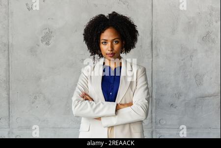 Porträt einer erfolgreichen, selbstbewussten, schwarzen Geschäftsfrau über Marmorwänden Stockfoto