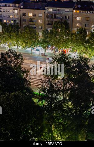 Nachtaufnahme und Blick auf die Straße, Bäume und Lichter der Stadt Stockfoto