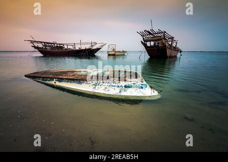 Die Dammam-Meerseite bietet einen wunderbaren Blick am Morgen für Besucher und Einheimische gleichermaßen. Das ruhige Wasser reflektiert den hellen Himmel und schafft eine ruhige Atmosphäre Stockfoto