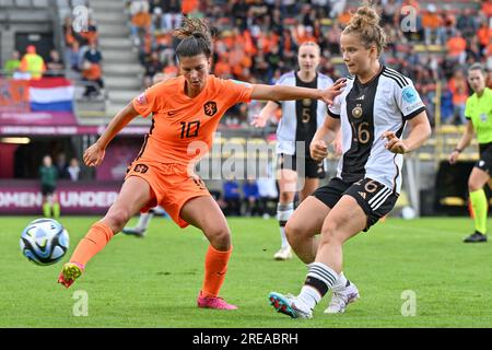 Danique Noordman (10) aus den Niederlanden und Paulina Platner (16) aus Deutschland, die bei einem Fußballspiel zwischen Frauen unter 19 niederländischen und deutschen Nationalmannschaften im UEFA-Europafinalturnier für Frauen unter 19 Jahren am dritten Spieltag in Gruppe A am Mittwoch, den 24. Juli 2023, gezeigt wurden In Tubize , Belgien . FOTO SPORTPIX | David Catry Stockfoto