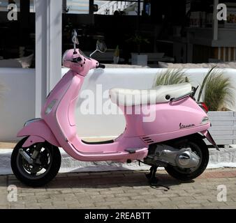 Pink Vespa Motorroller parkt an der Straße, Agibri Insel, Saronische Inselgruppe. Sommer 2023 Stockfoto