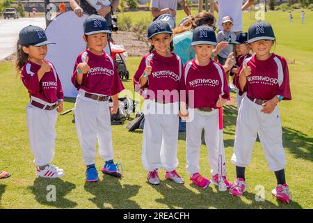 Irvine, Kalifornien, USA. 16. September 2018. Asiatisch-amerikanische und hispanische 4-jährige Mädchen in Little-League-Uniformen posieren für ein Gruppenfoto in einem Softballstadion in Irvine, Kalifornien. (Kreditbild: © Spencer Grant/ZUMA Press Wire) NUR REDAKTIONELLE VERWENDUNG! Nicht für den kommerziellen GEBRAUCH! Stockfoto